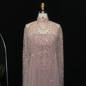 Vestido de Festa Luxuoso Completamente Coberto com Capa Decorada em Pedrarias