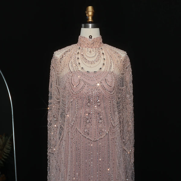 Vestido de Festa Luxuoso Completamente Coberto com Capa Decorada em Pedrarias