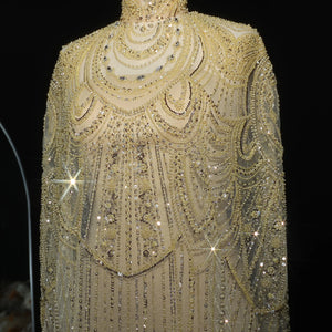 Vestido de Festa Luxuoso Completamente Coberto com Capa Decorada em Pedrarias