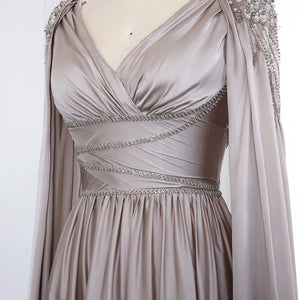 Vestido de Festa Luxo em Cetim e Capa Decorada com Cristais