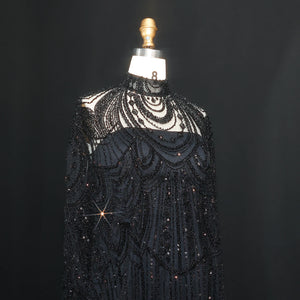 Vestido de Festa Luxuoso Completamente Coberto com Capa Decorada em Pedrarias