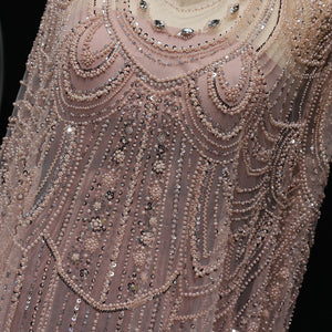 Vestido de Festa Luxuoso Completamente Coberto com Capa Decorada em Pedrarias