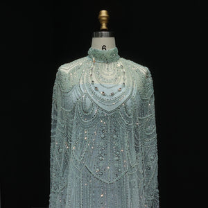 Vestido de Festa Luxuoso Completamente Coberto com Capa Decorada em Pedrarias