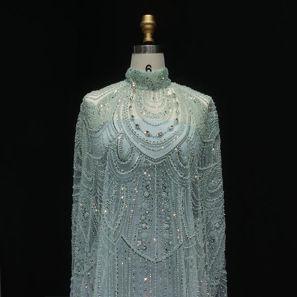Vestido de Festa Luxuoso Completamente Coberto com Capa Decorada em Pedrarias