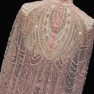 Vestido de Festa Luxuoso Completamente Coberto com Capa Decorada em Pedrarias