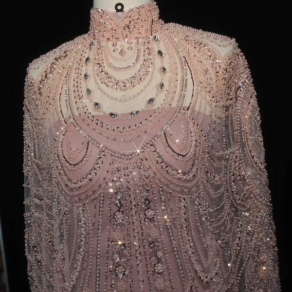 Vestido de Festa Luxuoso Completamente Coberto com Capa Decorada em Pedrarias