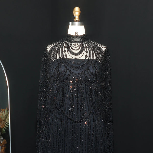 Vestido de Festa Luxuoso Completamente Coberto com Capa Decorada em Pedrarias