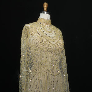 Vestido de Festa Luxuoso Completamente Coberto com Capa Decorada em Pedrarias