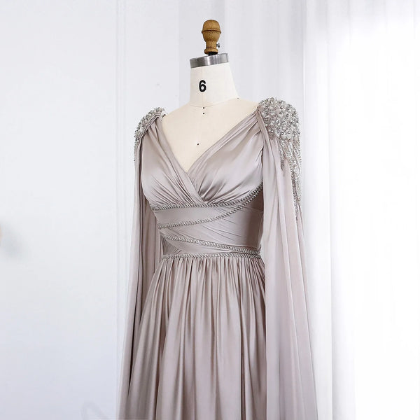 Vestido de Festa Luxo em Cetim e Capa Decorada com Cristais