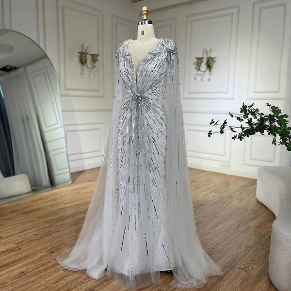Vestido de Festa Maxi Luxo Adornado em Cristais com Capa Detalhada