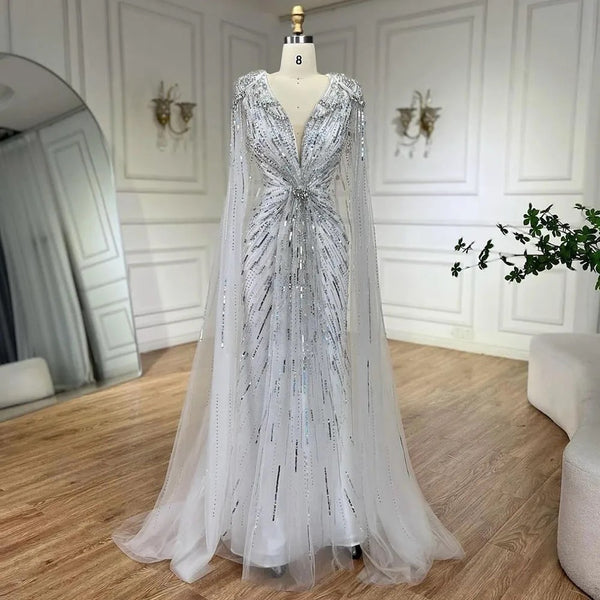 Vestido de Festa Maxi Luxo Adornado em Cristais com Capa Detalhada