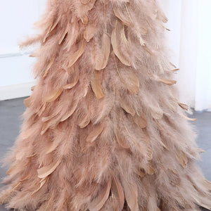 Vestido de Festa Longo com Manga Longa e Detalhes em Plumas Champanhe