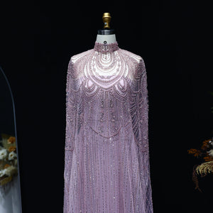Vestido de Festa Luxuoso Completamente Coberto com Capa Decorada em Pedrarias