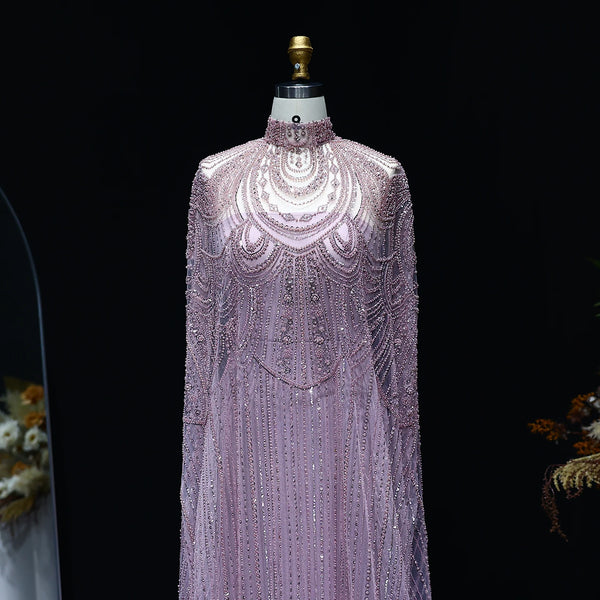 Vestido de Festa Luxuoso Completamente Coberto com Capa Decorada em Pedrarias