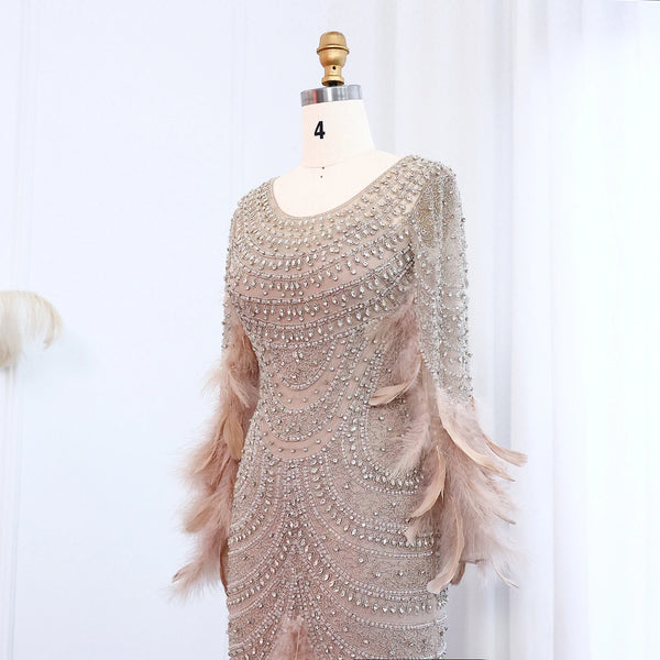 Vestido de Festa Longo com Manga Longa e Detalhes em Plumas Champanhe