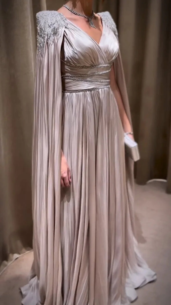 Vestido de Festa Luxo em Cetim e Capa Decorada com Cristais