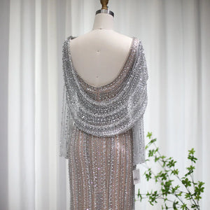 Vestido de Festa Luxuoso Decorado em Cristais com Manta