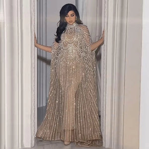 Vestido de Festa Luxuoso Completamente Coberto com Capa Decorada em Pedrarias