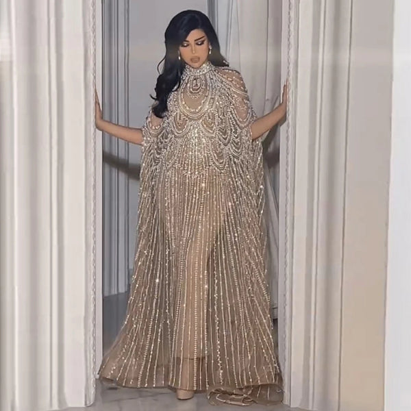 Vestido de Festa Luxuoso Completamente Coberto com Capa Decorada em Pedrarias