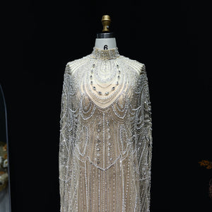 Vestido de Festa Luxuoso Completamente Coberto com Capa Decorada em Pedrarias