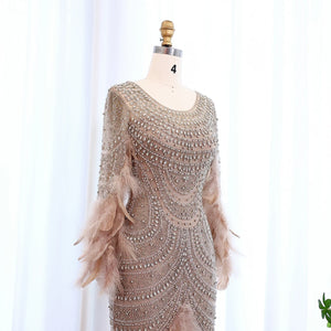 Vestido de Festa Longo com Manga Longa e Detalhes em Plumas Champanhe
