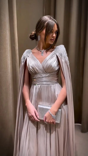 Vestido de Festa Luxo em Cetim e Capa Decorada com Cristais
