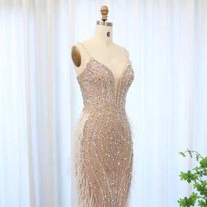 Vestido de Festa Sereia com Plumas e Decote em Renda