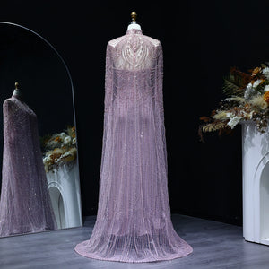 Vestido de Festa Luxuoso Completamente Coberto com Capa Decorada em Pedrarias