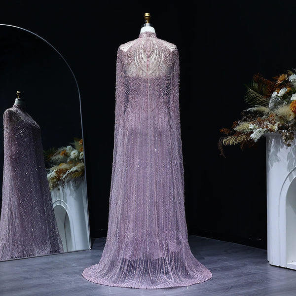 Vestido de Festa Luxuoso Completamente Coberto com Capa Decorada em Pedrarias