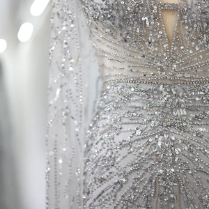 Vestido de Festa Luxuoso com Pedraria e Capa - Modelo Especial