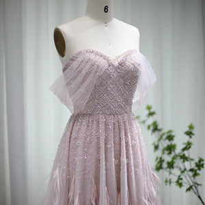 Vestido de Festa Luxuoso com Plumas, Pedrarias e Decote
