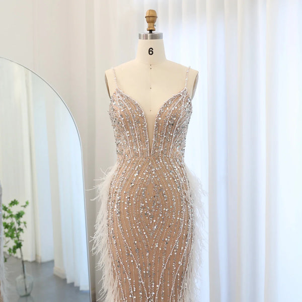 Vestido de Festa Sereia com Plumas e Decote em Renda