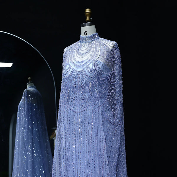 Vestido de Festa Luxuoso Completamente Coberto com Capa Decorada em Pedrarias