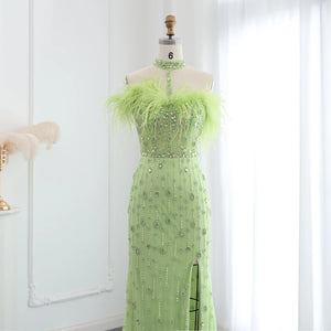 Vestido de Festa Bordado Longo com Plumas e Abertura Lateral