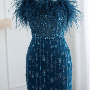 Vestido de Festa Bordado Longo com Plumas e Abertura Lateral