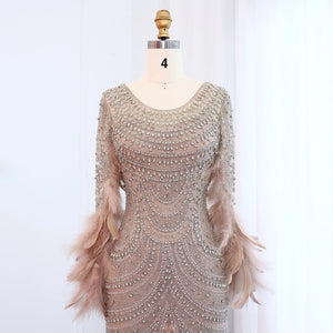 Vestido de Festa Longo com Manga Longa e Detalhes em Plumas Champanhe