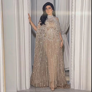 Vestido de Festa Luxuoso Completamente Coberto com Capa Decorada em Pedrarias