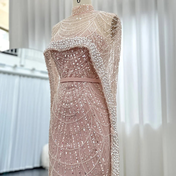 Vestido de Festa Luxuoso com Pérolas e Capa
