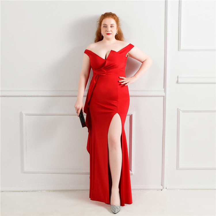 Vestido Plus Size com Abertura Lateral e Decote Vermelho