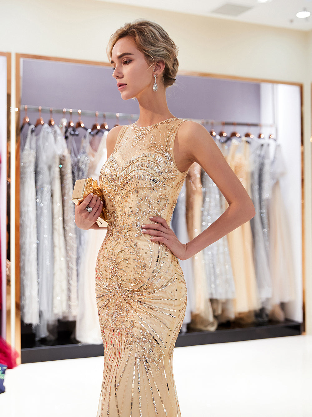 Vestido dourado deals com pedraria