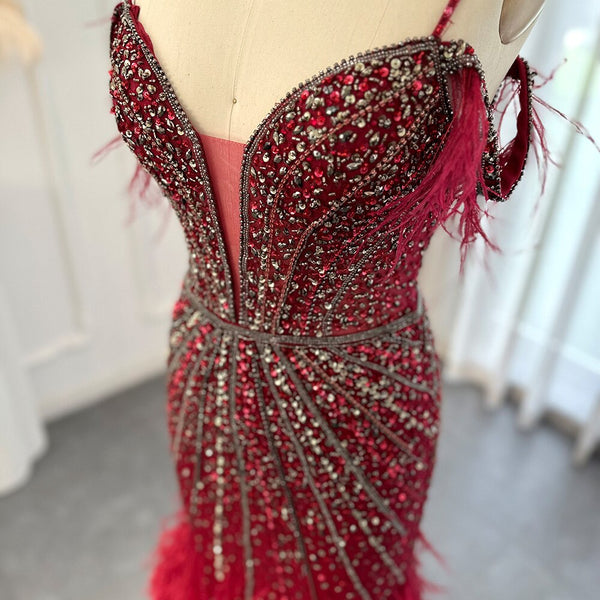 Vestido de Festa Longo Luxuoso com Detalhes em Cristais e Plumas