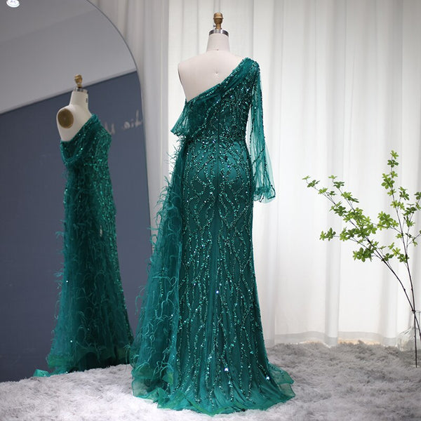 Vestido de Festa Decorado com Plumas e Bordados Versalhes