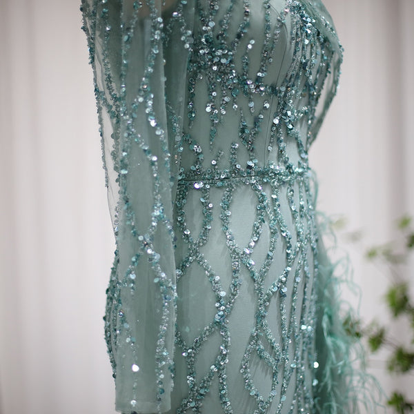 Vestido de Festa Decorado com Plumas e Bordados Versalhes