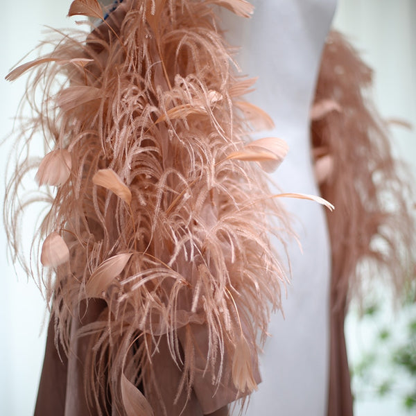 Vestido de Festa Luxo Decorado com Plumas Rosa Empoeirado - Modelo Especial