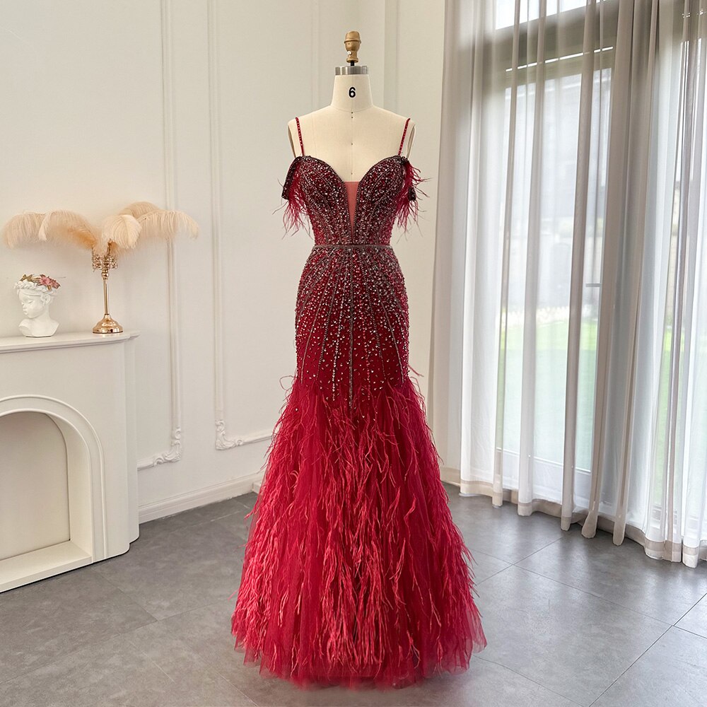 Vestido de Festa Longo Luxuoso com Detalhes em Cristais e Plumas