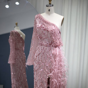 Vestido de Festa Decorado com Plumas e Bordados Versalhes