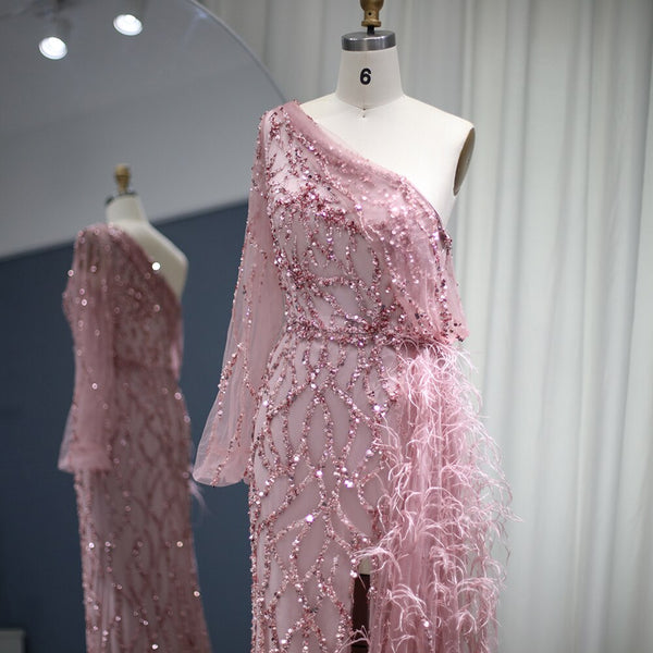 Vestido de Festa Decorado com Plumas e Bordados Versalhes