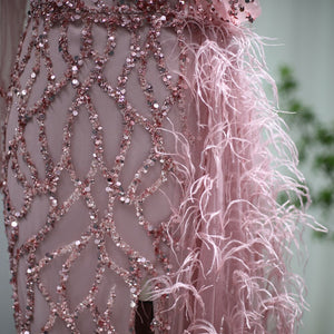 Vestido de Festa Decorado com Plumas e Bordados Versalhes