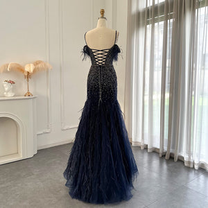 Vestido de Festa Longo Luxuoso com Detalhes em Cristais e Plumas