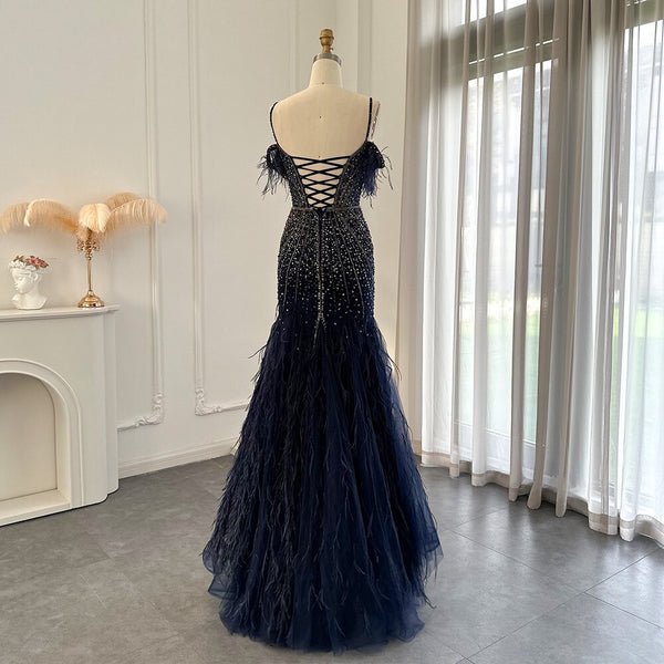Vestido de Festa Longo Luxuoso com Detalhes em Cristais e Plumas